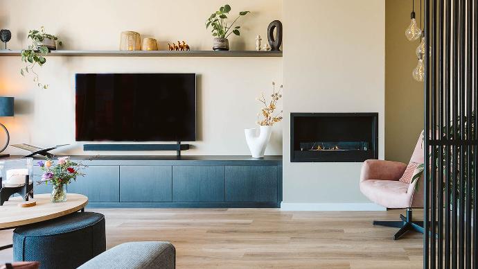 Xaralyn bio-ethanol haard naast TV meubel in een wand Xaralyn bio-ethanol haard naast TV meubel in een wand