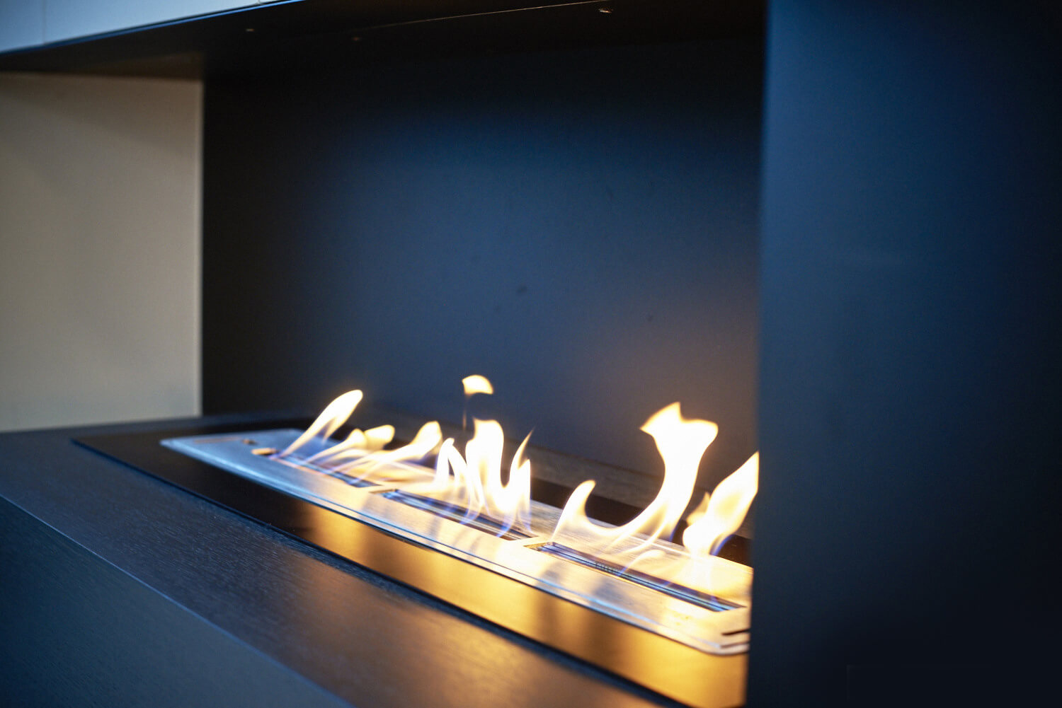 Built-in bioethanol fireplace - burning flames