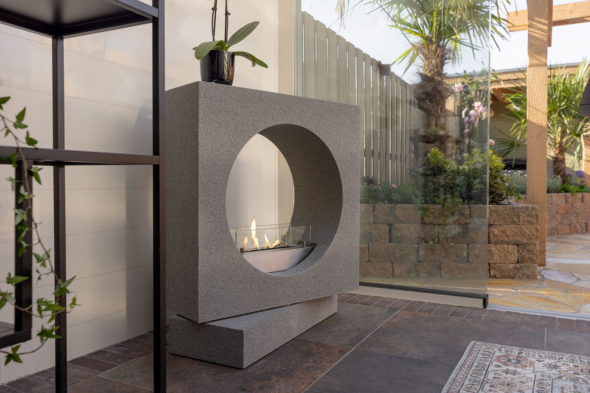 Bioethanol fireplace as roomdivider or outdoor fireplace